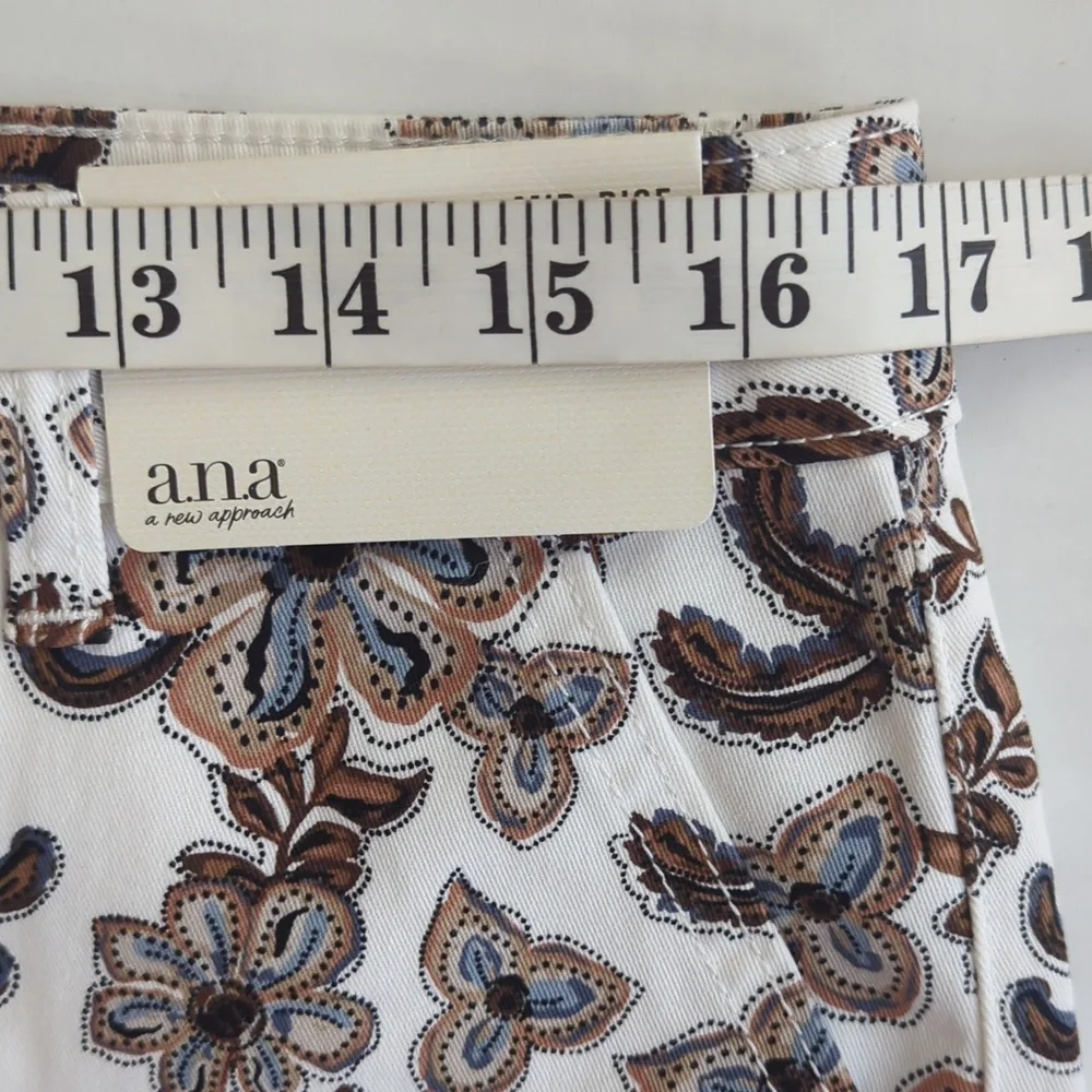 NWT a.n.a. Floral Mid-Rise Shortie Shorts 10 Brown Blue Beige Pockets - Picture 9 of 13